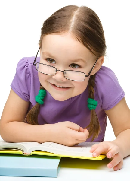 Linda niña alegre lectura libro — Foto de Stock