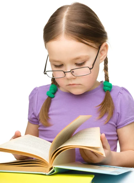 안경을 쓰고 책을 읽고 귀여운 소녀 — 스톡 사진