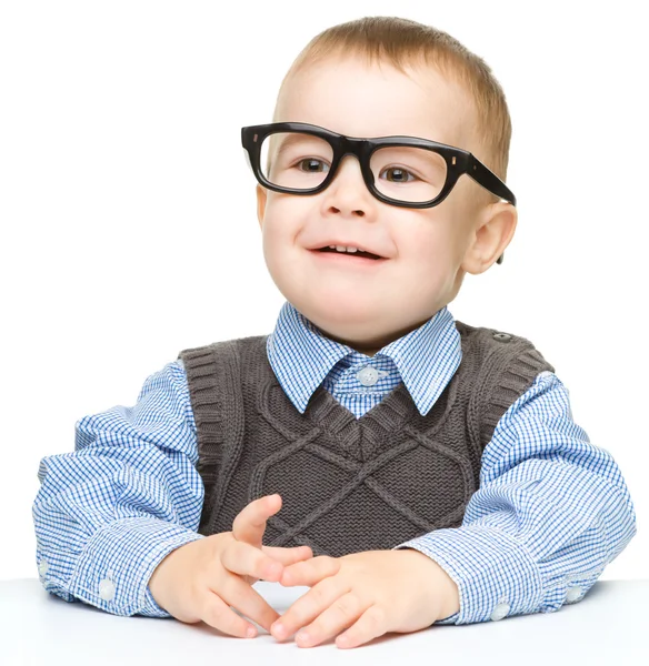 Portret ładny mały chłopiec w okularach — Zdjęcie stockowe