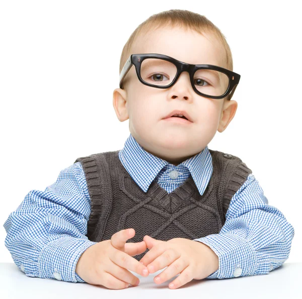 一个可爱的小男孩，戴着眼镜的肖像 — 图库照片