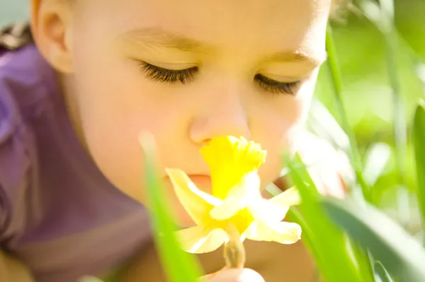 Portret van een schattig klein meisje ruiken bloem — Stockfoto