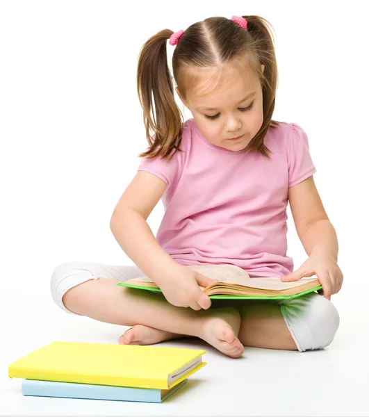 Sevimli küçük kız kitap okuyor. — Stok fotoğraf