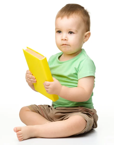 Słodki chłopiec czyta książkę. — Zdjęcie stockowe