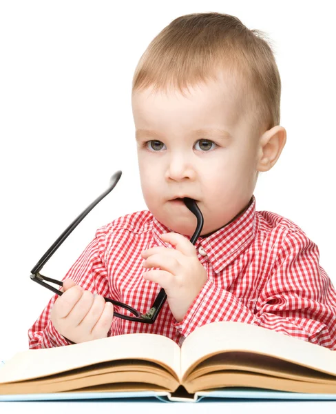 Lindo niño pequeño jugar con libro — Foto de Stock