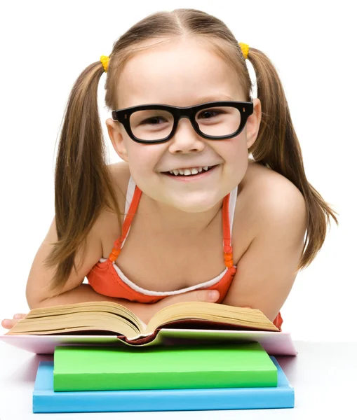 Sevimli neşeli küçük kız kitap okuma — Stok fotoğraf