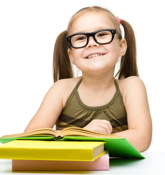 Linda niña alegre lectura libro —  Fotos de Stock