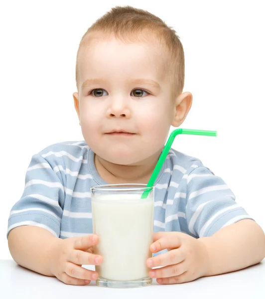 Милый маленький мальчик со стаканом молока — стоковое фото