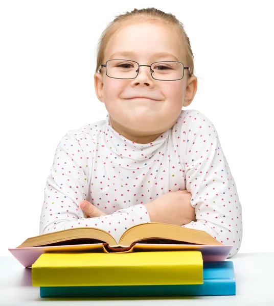 सुंदर आनंदी लहान मुलगी वाचन पुस्तक — स्टॉक फोटो, इमेज
