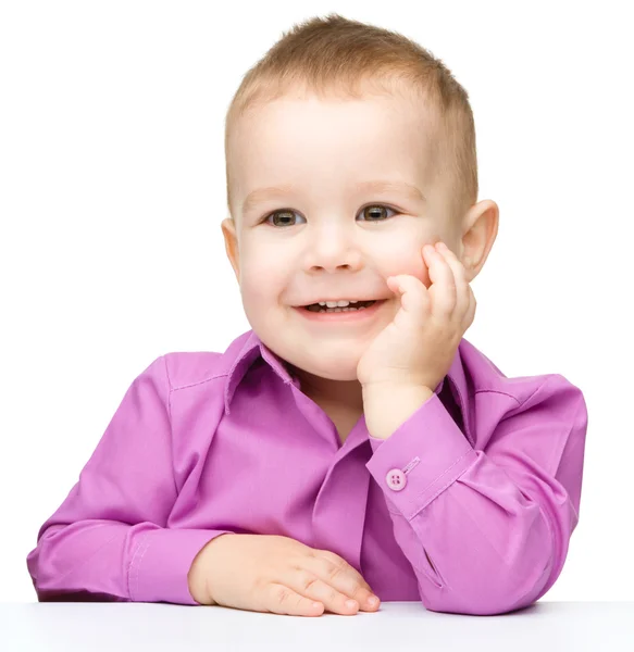 Portret van een schattig en vrolijk jongetje — Stockfoto