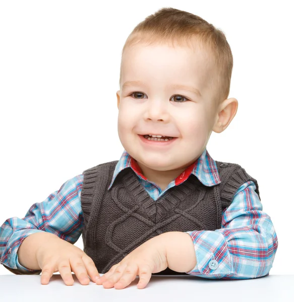 Portret van een schattig en vrolijk jongetje — Stockfoto