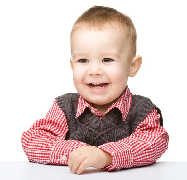 Porträtt av en söt och glad liten pojke — Stockfoto