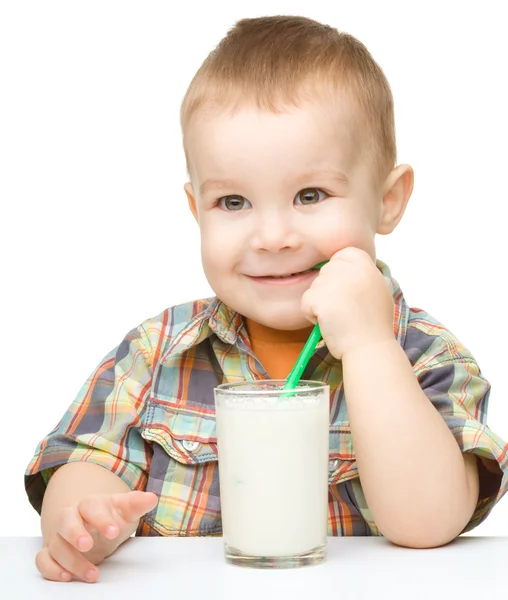 Mignon petit garçon avec un verre de lait — Photo