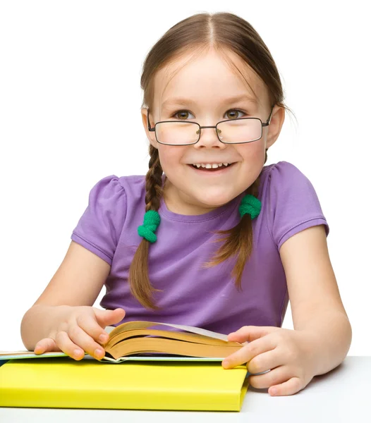 Söta glada lilla flickan läsa bok — Stockfoto