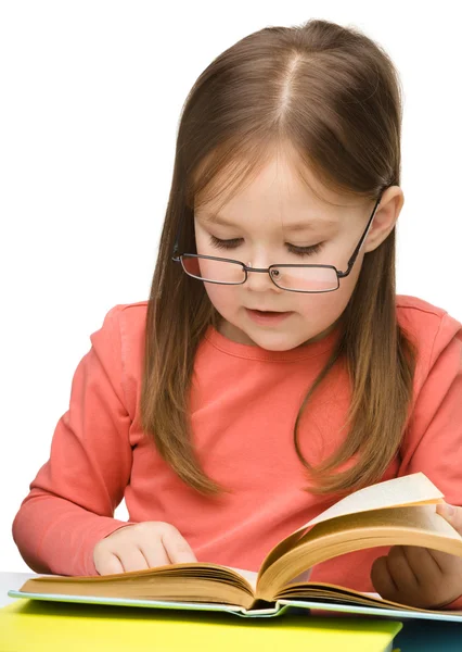 Roztomilá holčička, čtení knihy, brýle — Stock fotografie