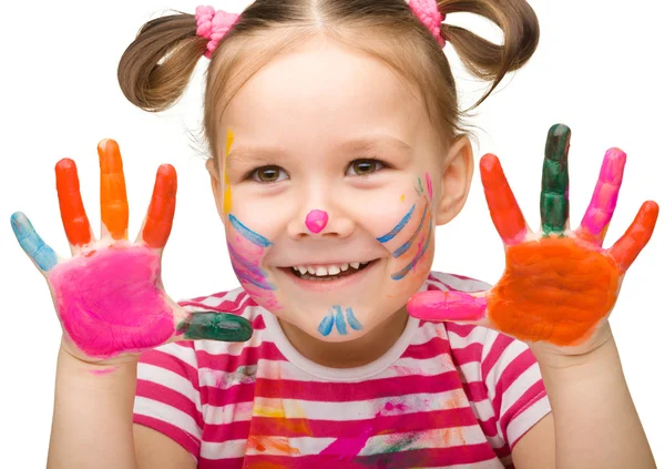 Retrato de uma menina bonito com as mãos pintadas — Fotografia de Stock