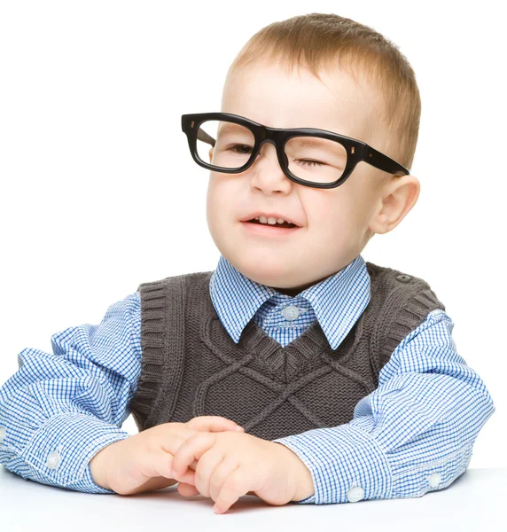 Porträt eines niedlichen kleinen Jungen mit Brille — Stockfoto