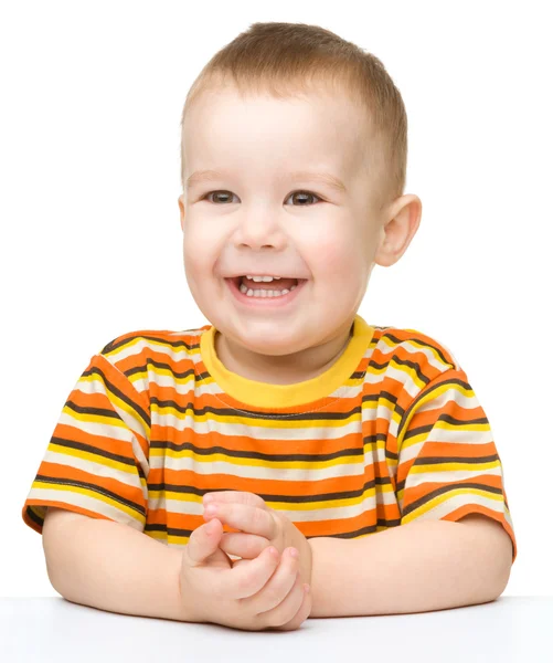 Porträtt av en söt och glad liten pojke — Stockfoto