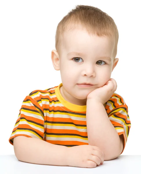 Porträt eines niedlichen kleinen Jungen, der etwas betrachtet — Stockfoto