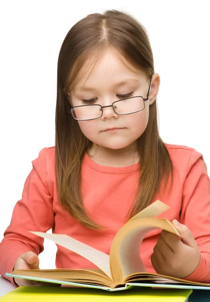 読書眼鏡かわいい女の子 — ストック写真