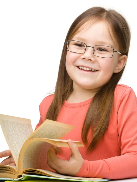 Schattig vrolijke klein meisje het lezen van boek — Stockfoto