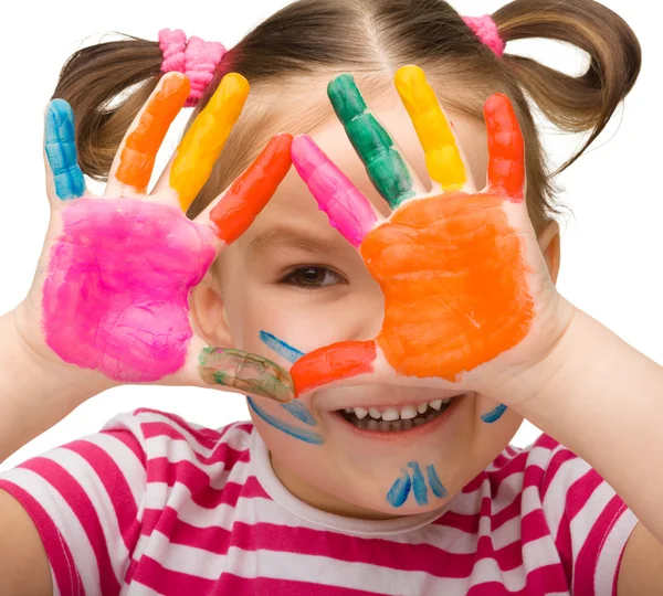 Portret van een schattig meisje met geschilderde handen — Stockfoto