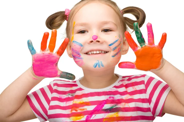 Retrato de uma menina bonito com as mãos pintadas — Fotografia de Stock