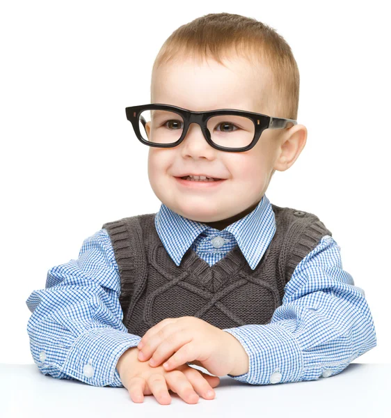 Portrait d'un mignon petit garçon portant des lunettes — Photo