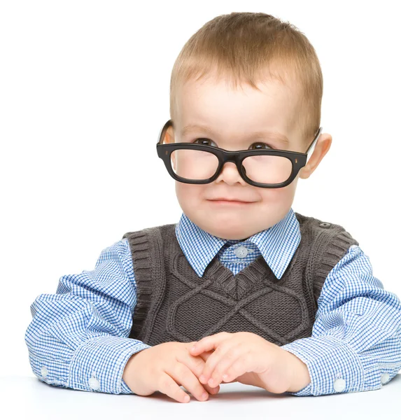 Ritratto di un bambino carino con gli occhiali — Foto Stock