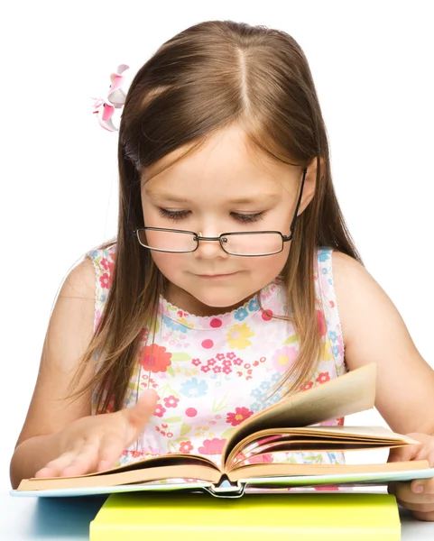 Söt liten flicka med bok — Stockfoto