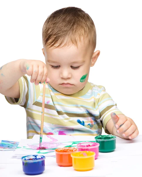 小さな男の子は塗料で遊んでいます。 — ストック写真