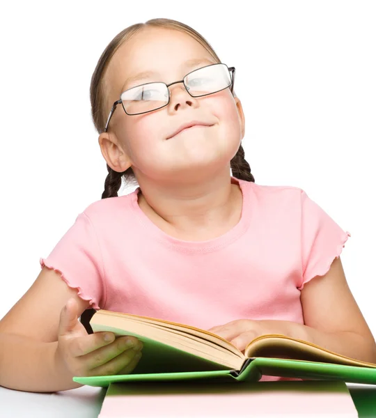 Carino piccola studentessa con un libro — Foto Stock