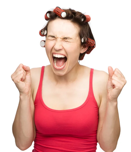 Mulher está gritando segurando seus punhos apertados — Fotografia de Stock