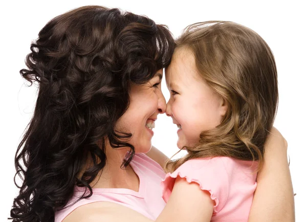 Portret córki szczęśliwy uśmiechający się w jej matka — Zdjęcie stockowe