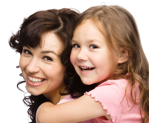 Porträtt av glad dotter med sin mor — Stockfoto