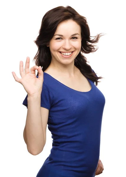 Žena se ukazuje znamení ok — Stock fotografie