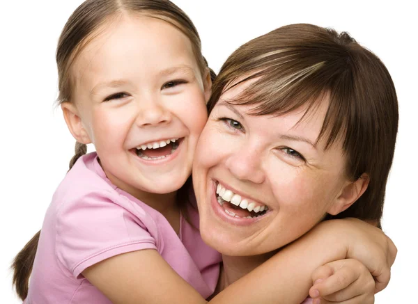 Portret van een gelukkige moeder die haar dochter knuffelen — Stockfoto