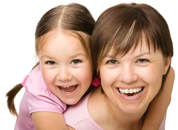 Porträtt av glad dotter med mamma — Stockfoto