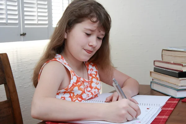 Девочка-подросток делает домашнее задание — стоковое фото