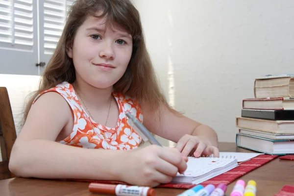 Teenage dívka dělá domácí úkol — Stock fotografie