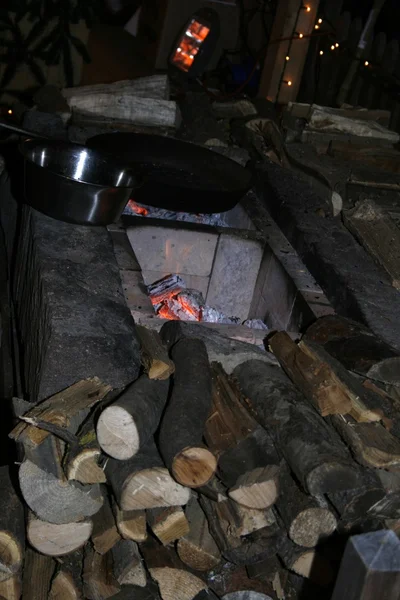 Lareira em chamas com lenha durante a noite — Fotografia de Stock