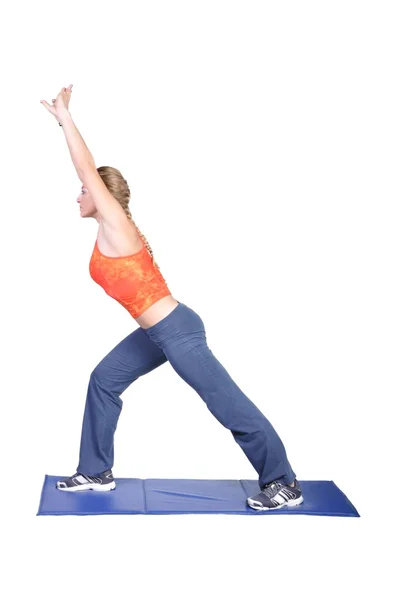 Passar unga kvinnliga yoga instruktör visar olika övningar på vit bakgrund — Stockfoto