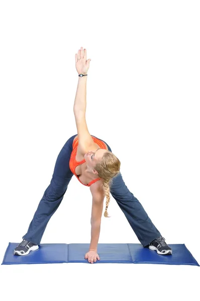 Adatto giovane istruttrice di yoga femminile che mostra diversi esercizi su uno sfondo bianco — Foto Stock
