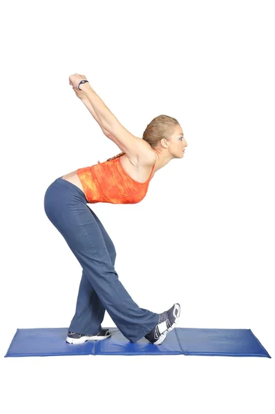 Adatto giovane istruttrice di yoga femminile che mostra diversi esercizi su uno sfondo bianco — Foto Stock