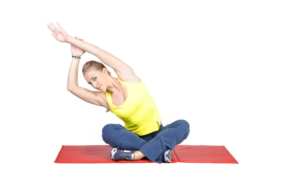 Jonge vrouwelijke yoga-instructeur weergegeven: verschillende oefeningen op een witte achtergrond past — Stockfoto