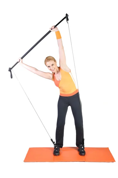 Passa unga kvinnliga pilates instruktör visar olika övningar — Stockfoto