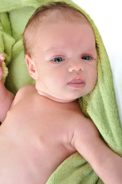 白地にかわいいの生まれたばかりの赤ちゃん女の子の肖像画 — ストック写真