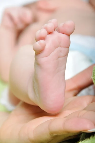 Stopy dziecka w ręce mama — Zdjęcie stockowe