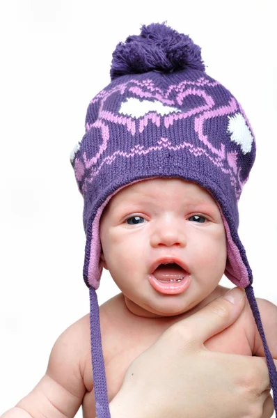 Портрет новорожденной девочки в фиолетовой зимней шляпе — стоковое фото