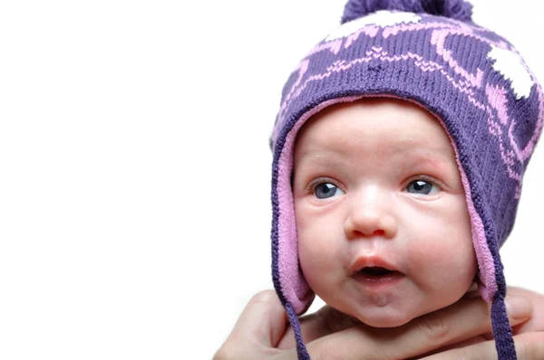 Potret bayi perempuan yang baru lahir mengenakan topi musim dingin ungu — Stok Foto