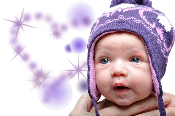 Porträtt av nyfödd baby flicka klädd i violett vinter mössa — Stockfoto